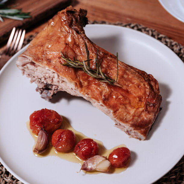 Cordero Asado al Estilo Tradicional con Tomatitos Confitados